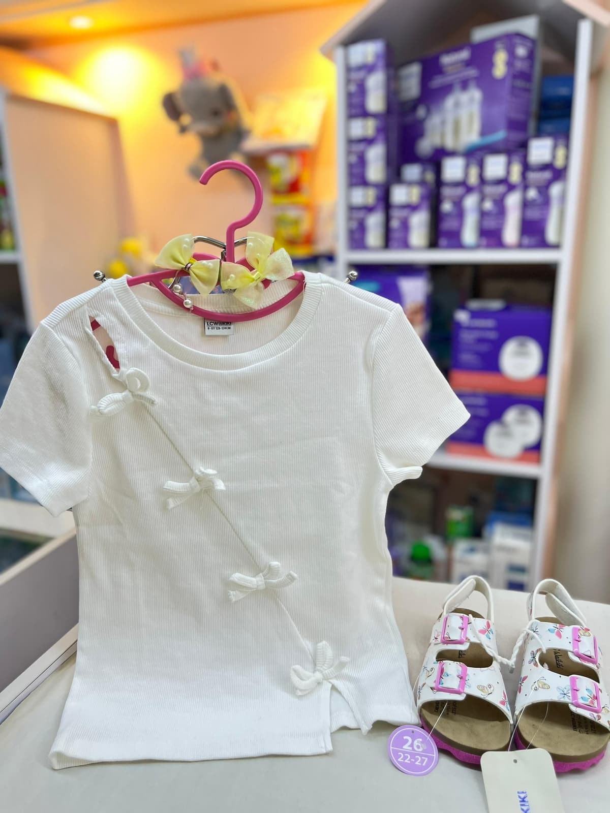 كنزة بيضا 8-9سنين