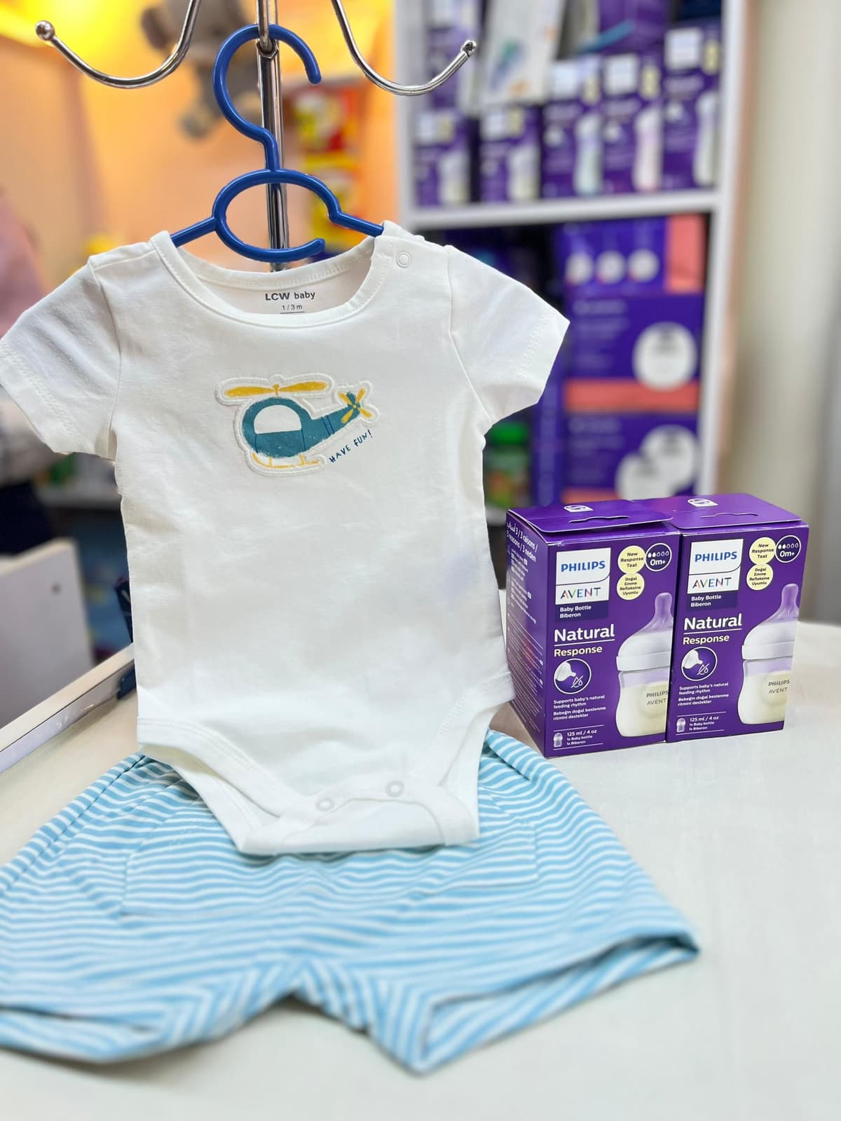 بربتوز ابيض طيارة مع شورط مخطط سماوي 1-3شهر