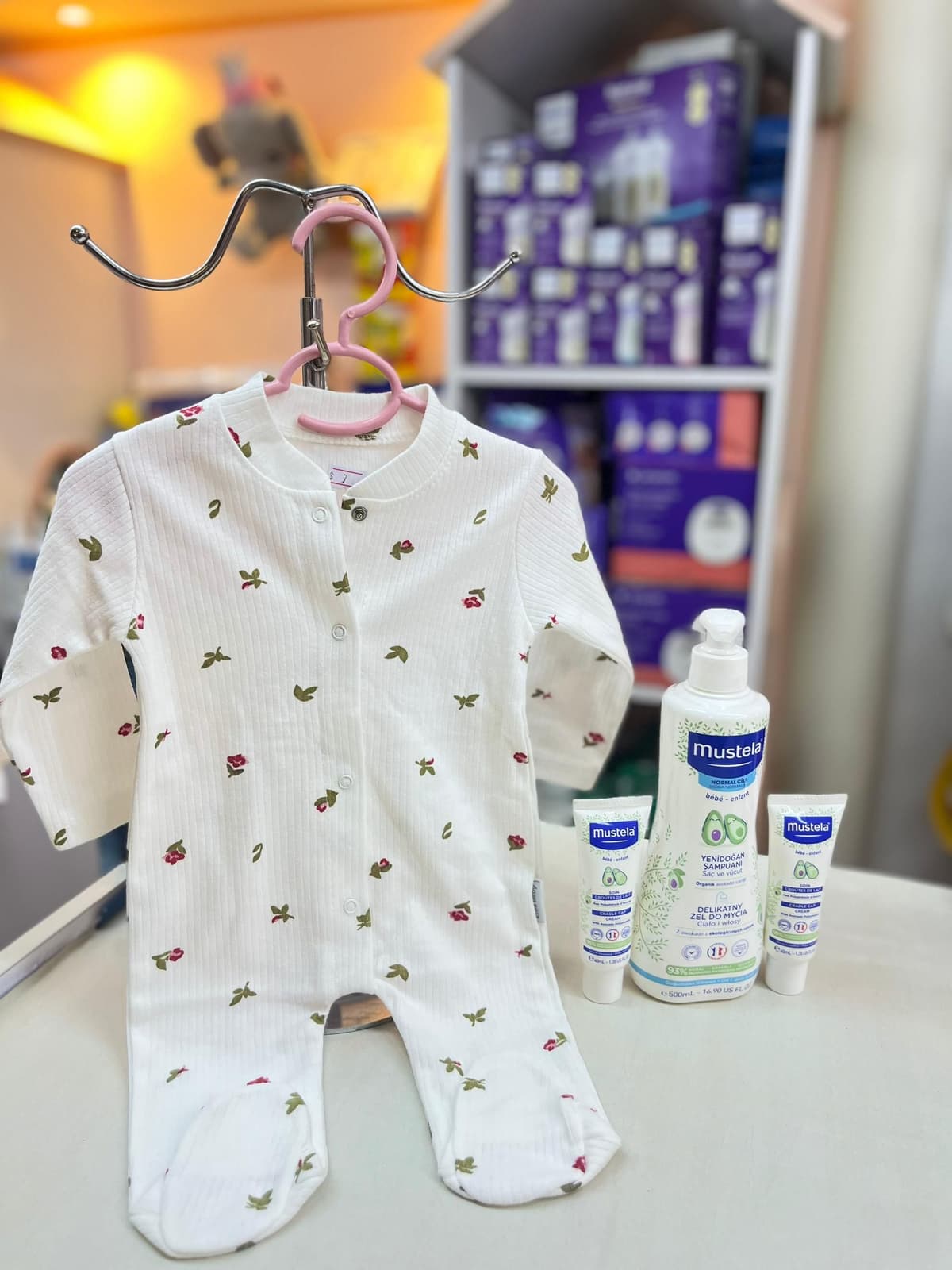 افرول ابيض وردات حمرا0-3شهور