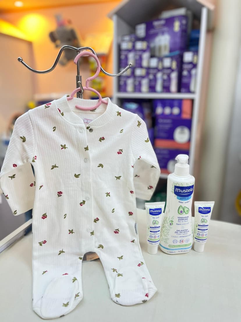 افرول ابيض وردات حمرا0-3شهور