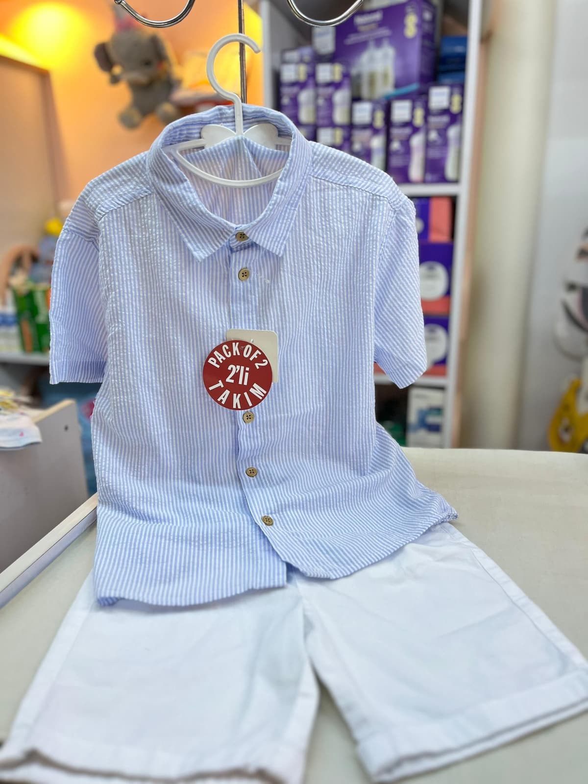 طقم سماوي مع شورط ابيض 7-8سنين