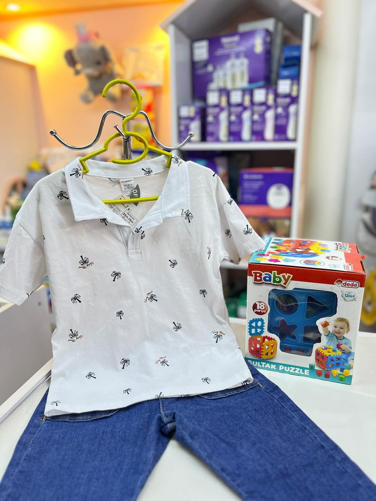 كنزة بيضا شجرات صغية وبنطلون جينز 24-36شهر