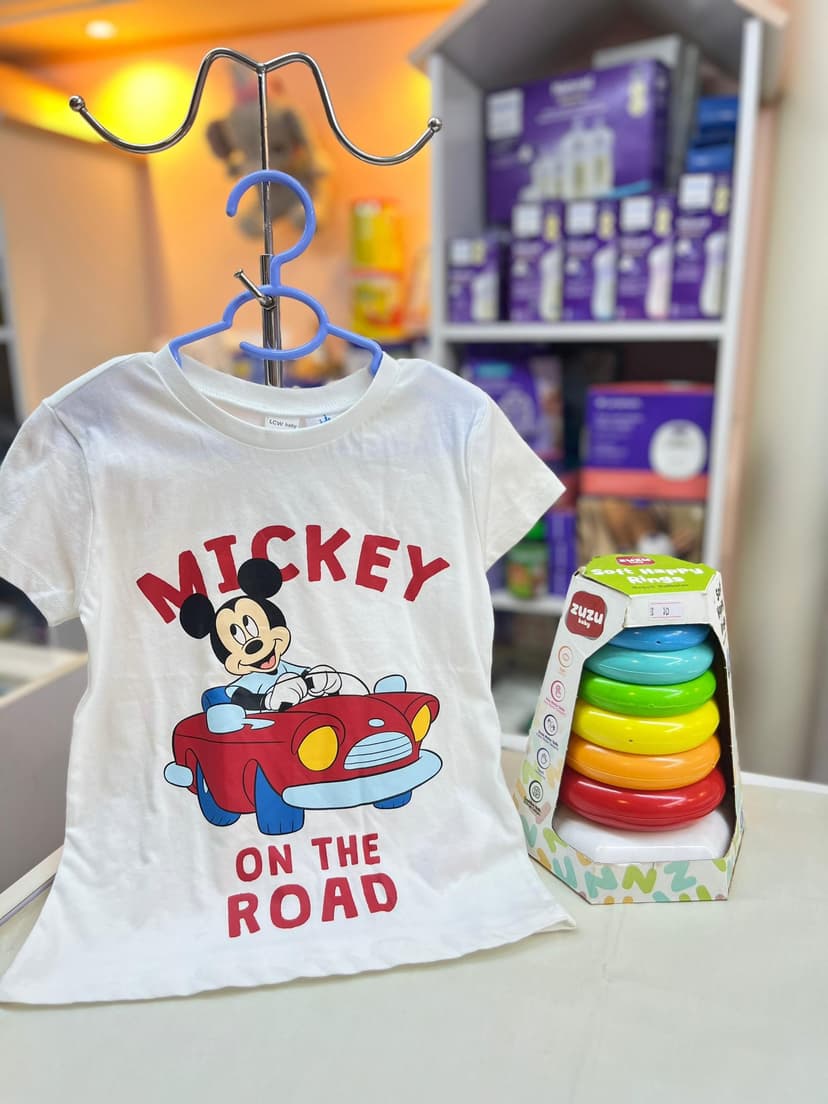 كنزة ميطي بيضا وحمرا 3-4سنين