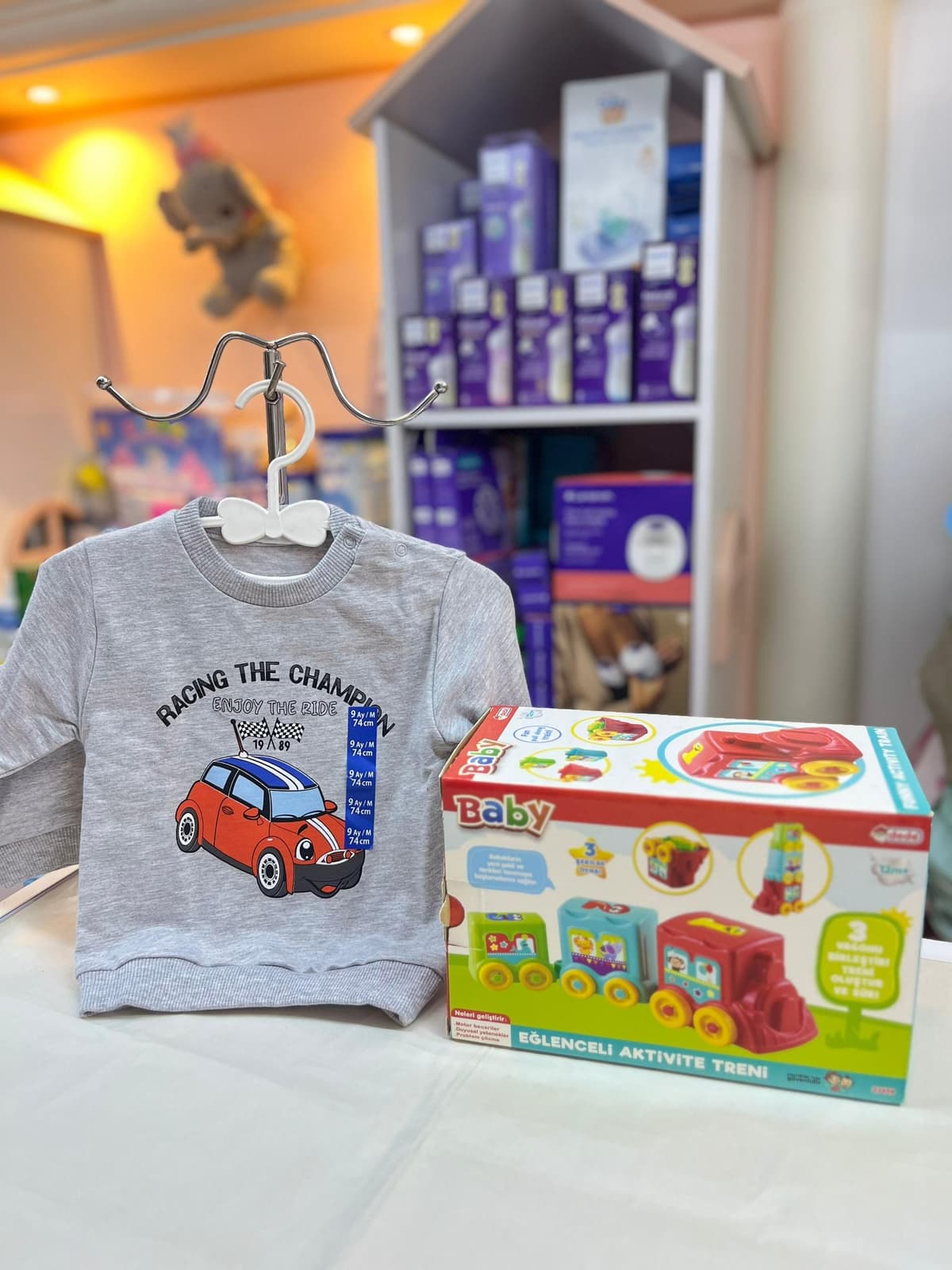 كنزة قطن رمادي سيارة حمرا 2سنة