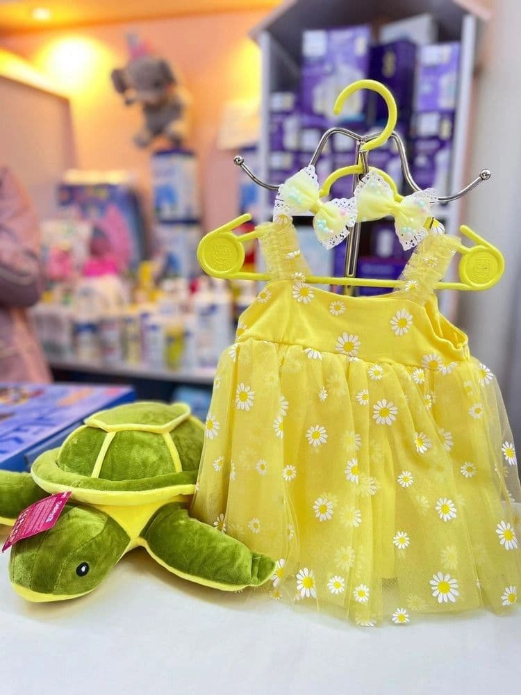 فستان اصفر حفر عليه وردات ابيض1-3 شهور