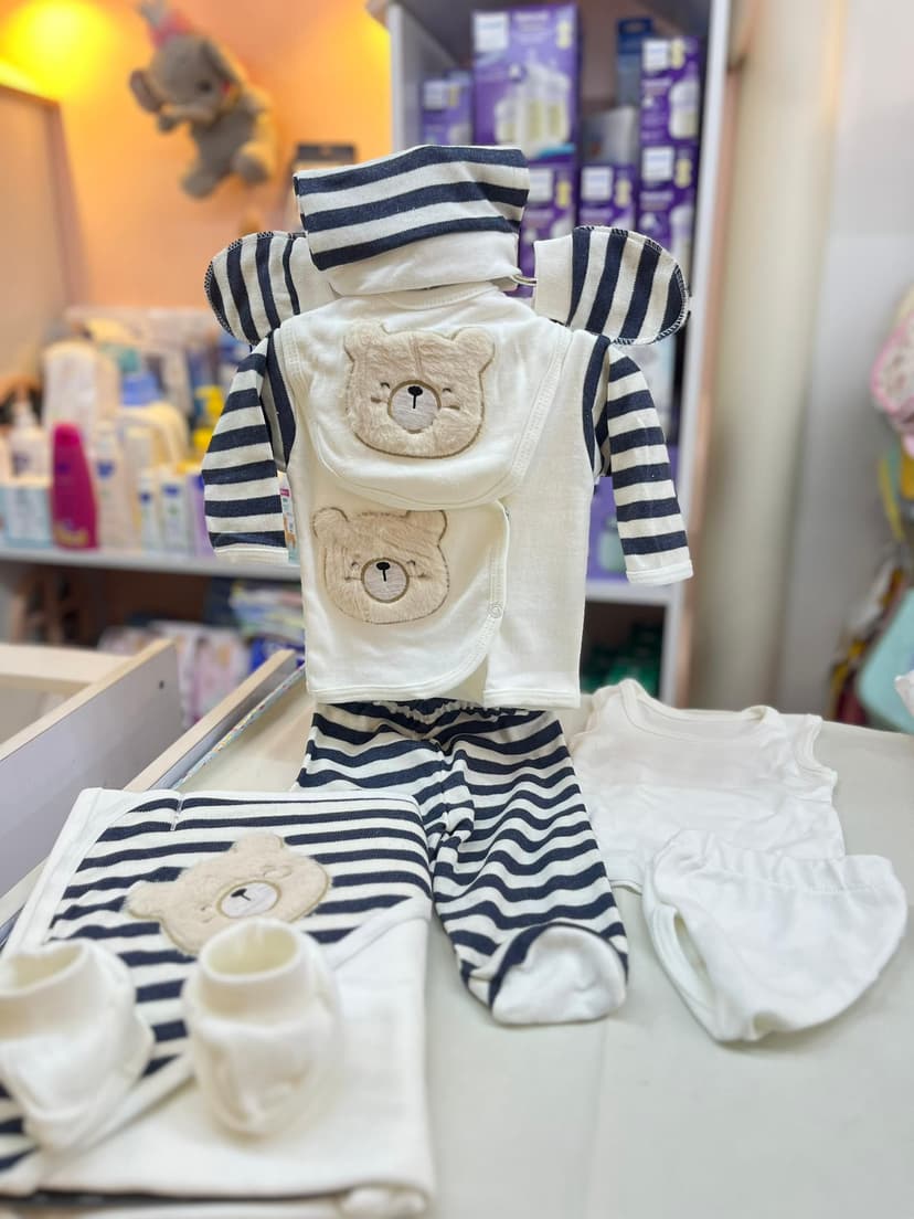 طقم نزلة ١٠ قطع مخطط اسود عليه دب صبياني 