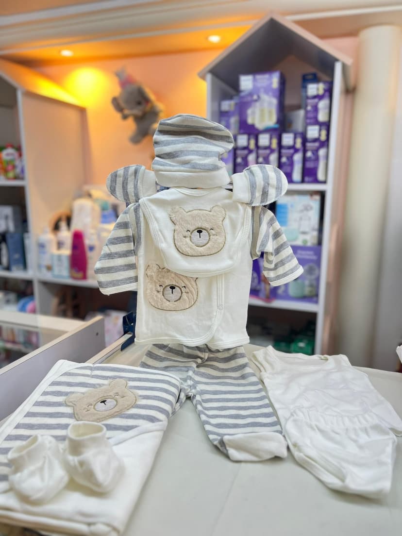 طقم نزلة ١٠ قطع مخطط رمادي عليه دب صبياني 