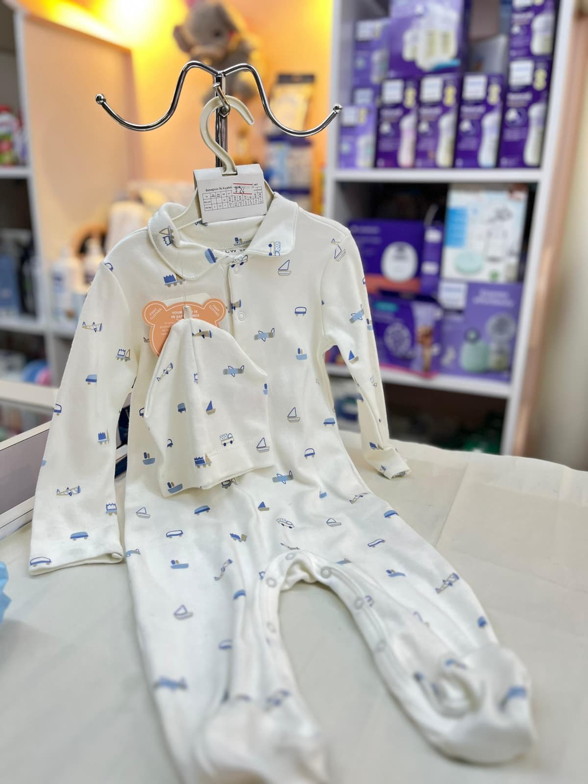 افرول ابيض زوارق مع طاقية6-9شهور