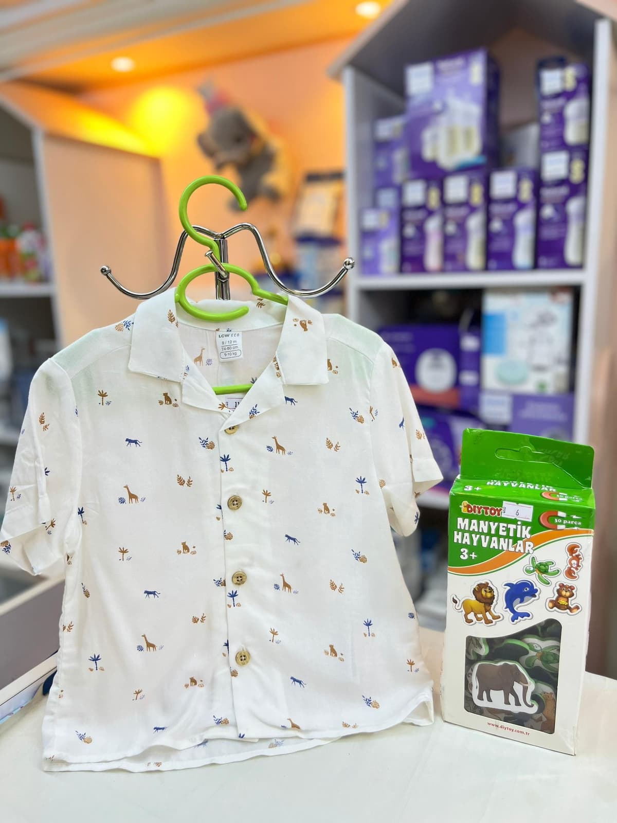 قميص ابيض نقشات صغيرة 9-12شهر