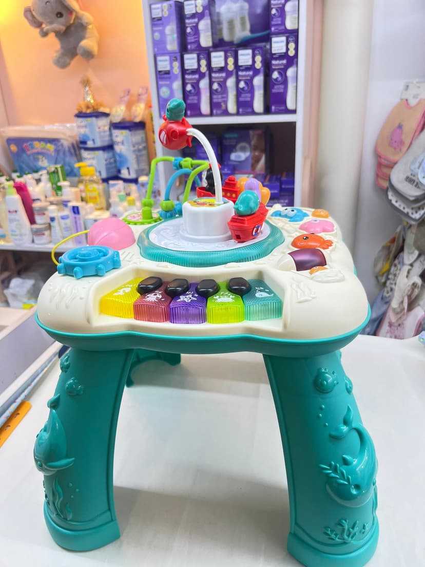 طاولة تفاعلية مع موسيقا و الوان لون اخضر