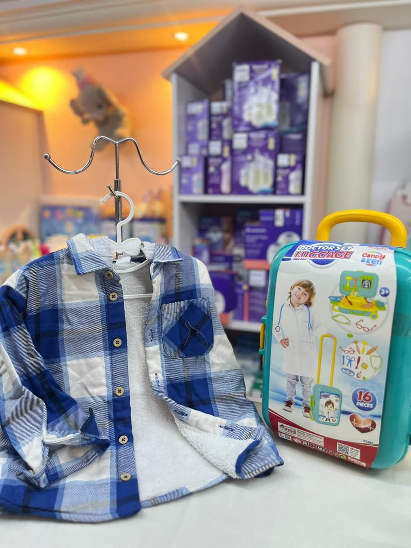 جاكيت على شكل قميص كارويات ازرق وابيض مصوف 4-5سنين