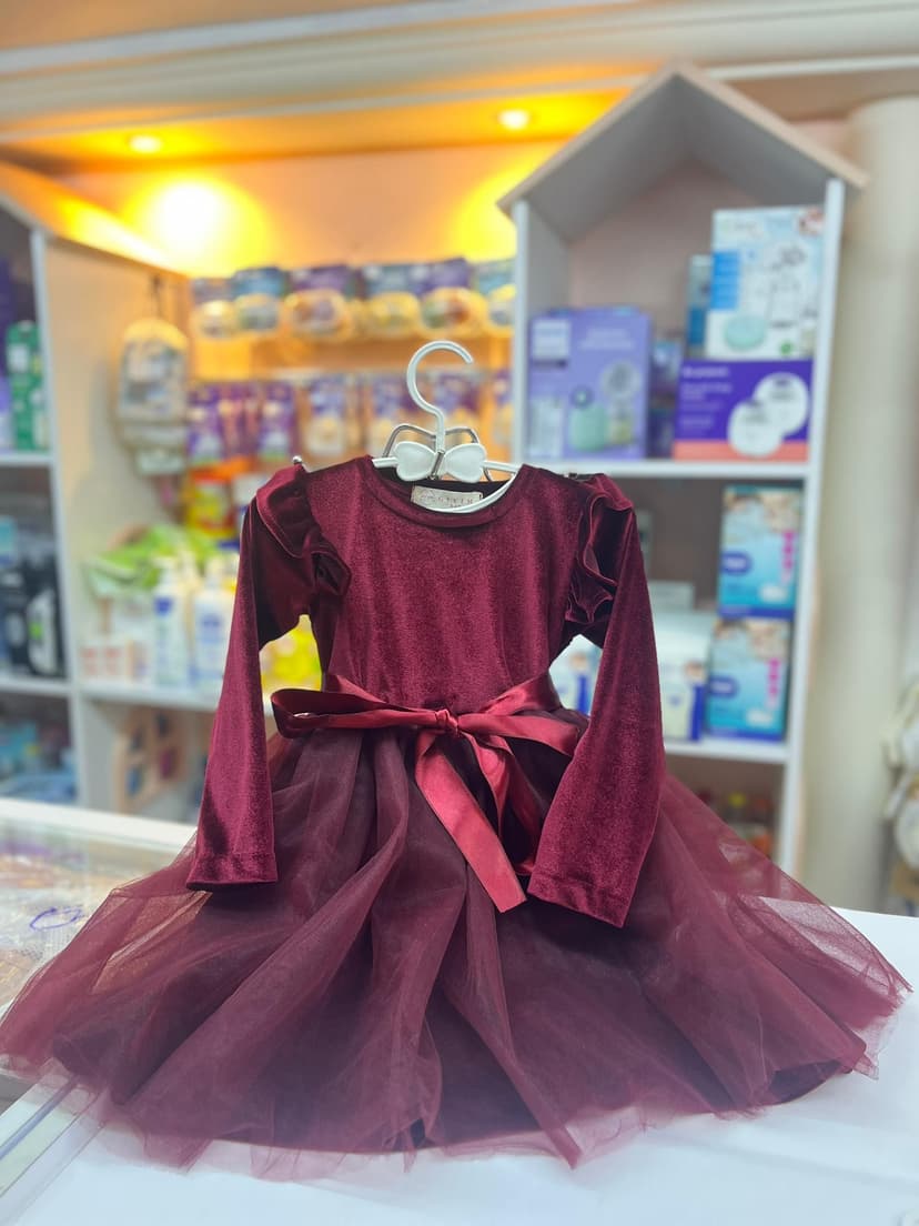 فستان مخمل خمري وتول 3-4سنين