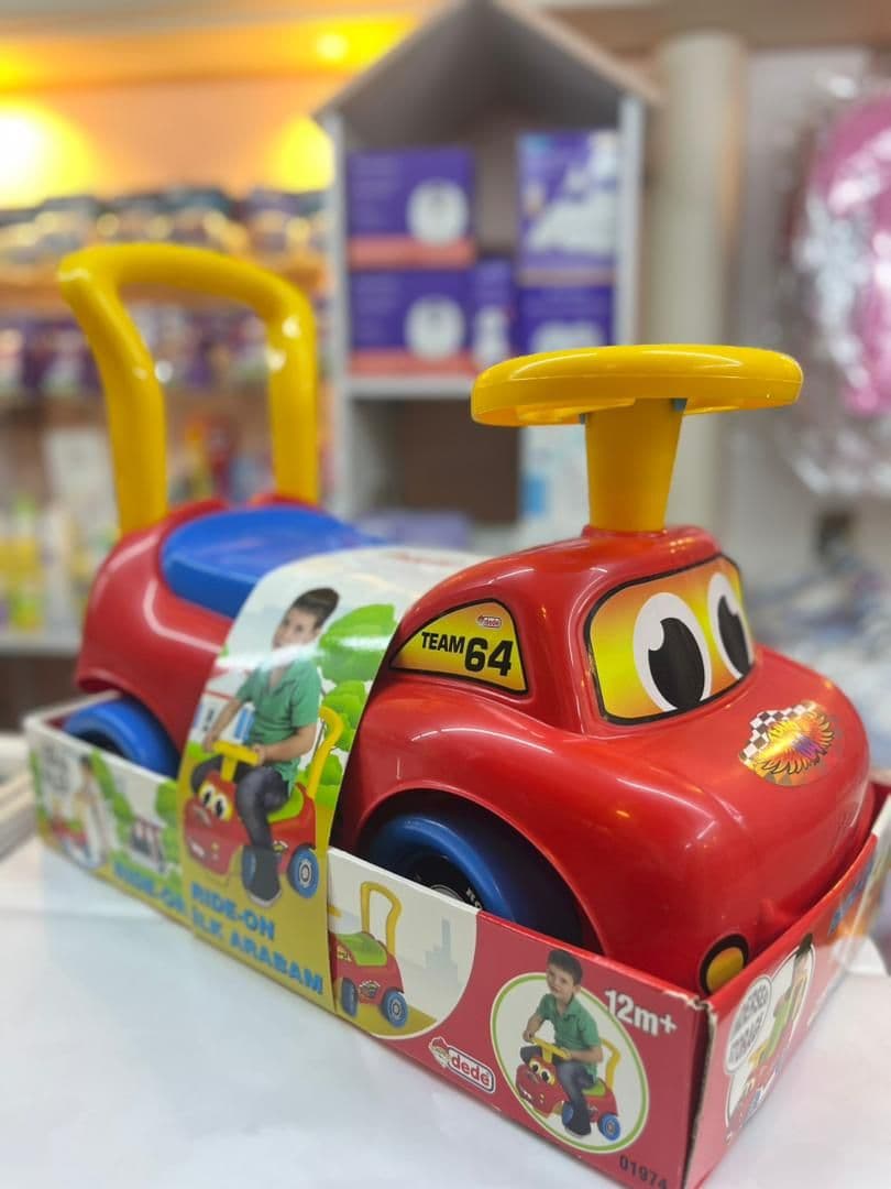 لعبة سيارة بلاستيك