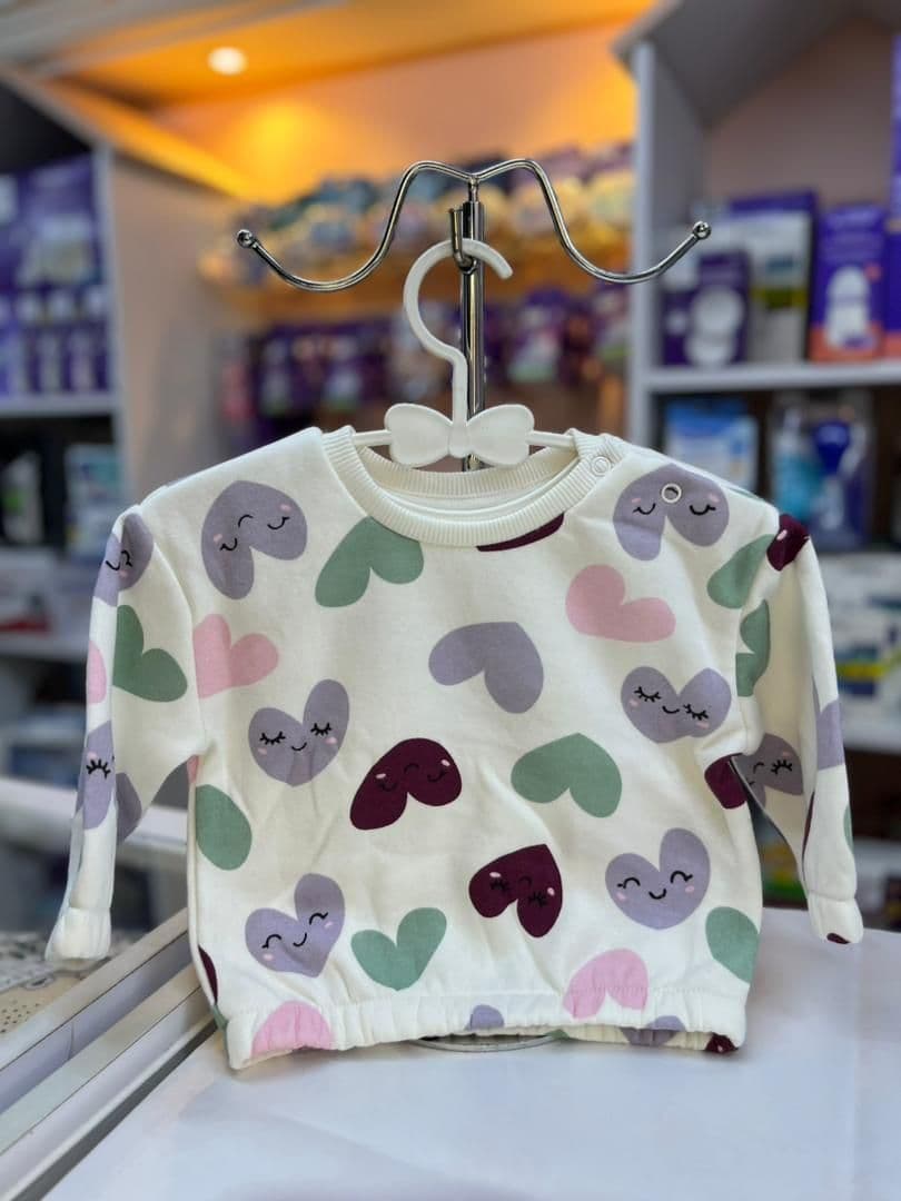 كنزة بيضا قلوب ملونة 6-9شهور