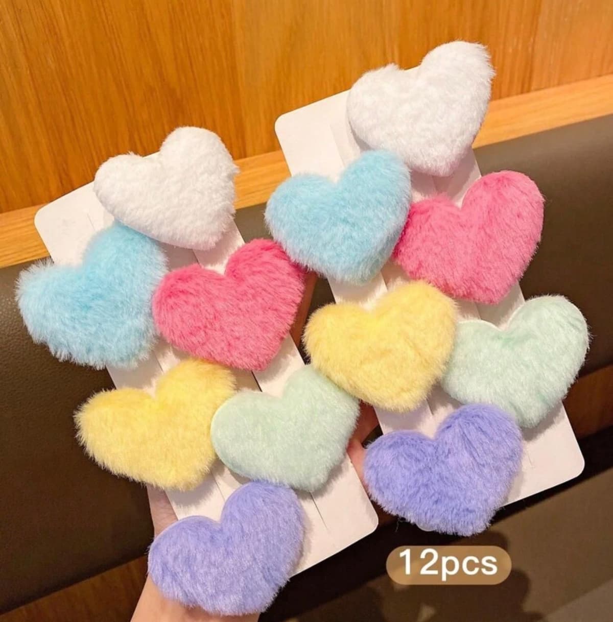 ١٢ بكلة قلوب ملونة 